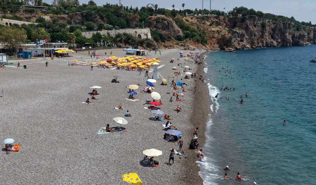 Antalya'da az bulutlu havada sahiller doldu