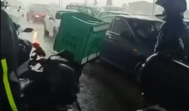 Sağanağa yakalanan motokuryeler köprü altına sığındı