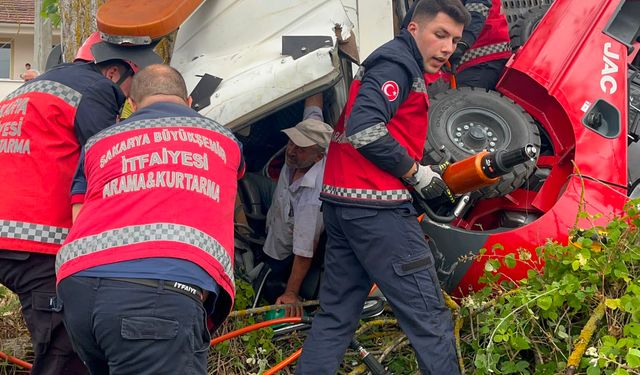 Forklift yüklü vinçli kamyonet devrildi, sıkışan sürücüyü itfaiye kurtardı