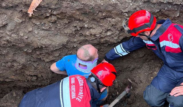 Göçükte, vücudunun bir bölümü toprak altında kalan işçi kurtarıldı