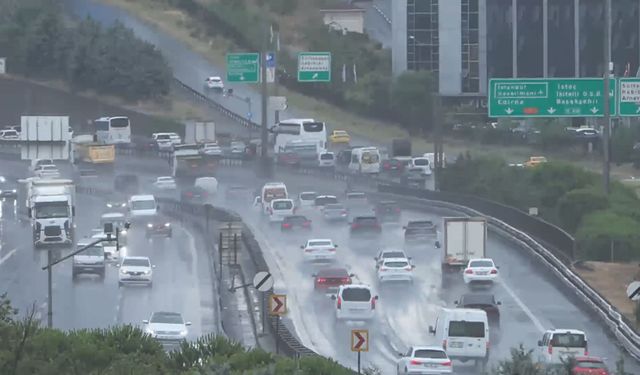 İstanbul’da sağanak etkili oluyor; yollar göle döndü