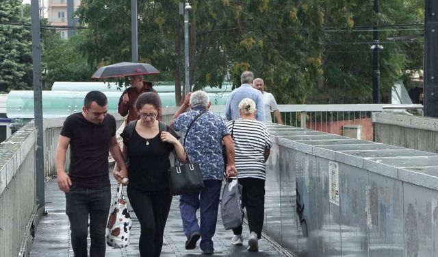 İstanbul'da yağmura hazırlıksız yakalananlar, kapalı alanlara koştu