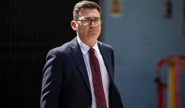 İngiltere'nin yeni Başbakanı Andy Burnham oldu