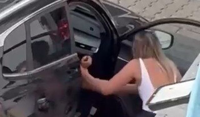 Kadıköy'de iki kadın arasındaki saç saça kavga kamerada