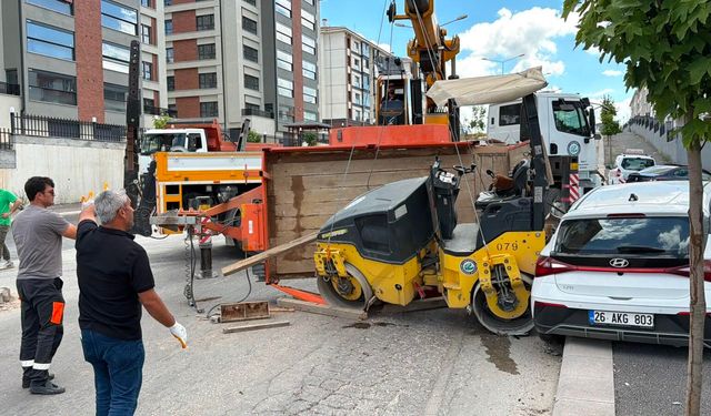 Kamyondan kopan 2,7 tonluk silindir yüklü römork, sürücü kursu aracına çarptı; 2 yaralı