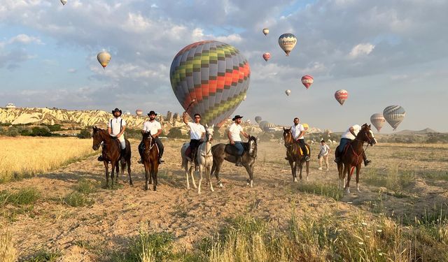 Kapadokya’da balonlar eşliğinde vadide at turu