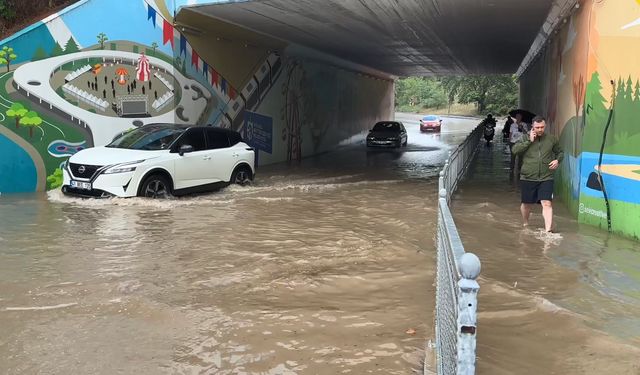 Kocaeli'de sağanak; alt geçit suyla doldu