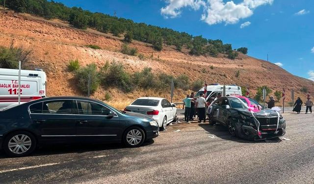 Düğün konvoyunda zincirleme kaza; 4 yaralı