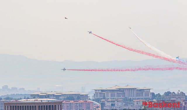 Türk Yıldızları'ndan Trump'a selamlama uçuşu
