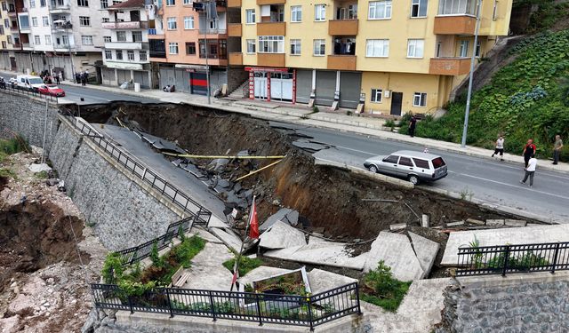 Rize'de yurt inşaatının kazısında istinat duvarı ve yol çöktü: 3 bina tahliye edildi
