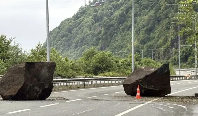 Rize'de yamaçtan kopan kaya parçaları Karadeniz Sahil Yolu'na düştü