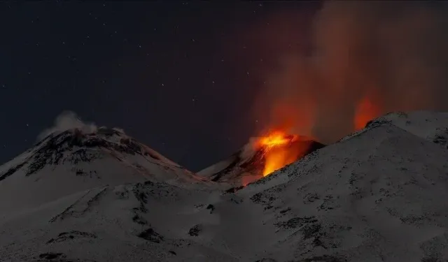 İtalya'da Etna Yanardağı yeniden güçlü şekilde kül püskürttü