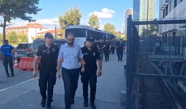 Üsküdar Belediyesi'ne operasyonda gözaltına alınanlar adliyeye sevk edildi