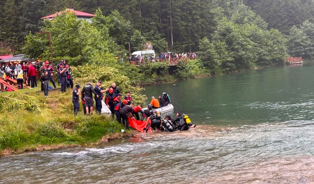 Uzungöl'de göle düşen turisti kurtarmak isteyen 2 kişi boğulma tehlikesi geçirdi; turistin cesedine ulaşıldı