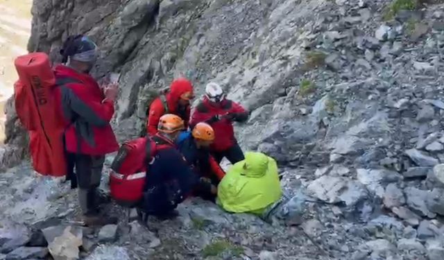 Verçenik Dağı'nda yaralanan dağcı, ekipler tarafından kurtarıldı