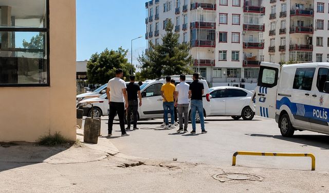 Yolunu kesip darbettikleri kişinin ruhsatlı tabancasını alıp kaçtılar