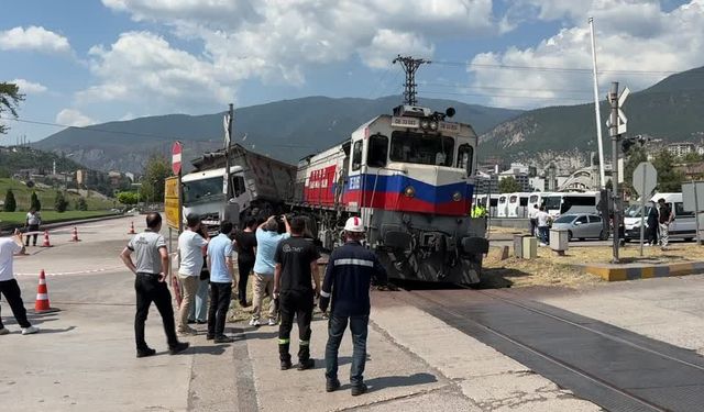 Karabük'te hemzemin geçitte lokomotifle tır çarpıştı