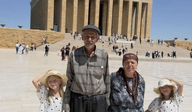 34 yıl sonra tüp bebek tedavisiyle dünyaya gelen ikiz kızlarıyla Anıtkabir’i ziyaret ettiler