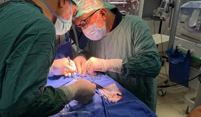 610 gram doğan Rüzgar bebeğe, yoğun bakım ünitesinde yatak başında kalp ameliyatı