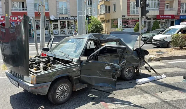 Çorlu’da iki otomobil çarpıştı; 2 yaralı