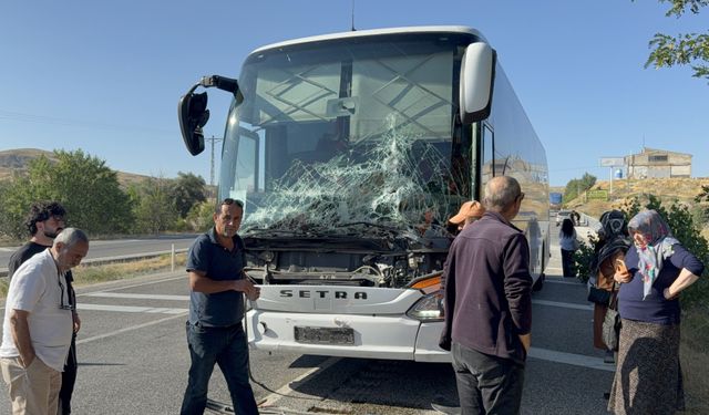 Yozgat'ta yolcu otobüsü traktörle çarpıştı