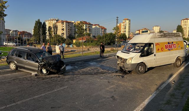 Kayseri'de otomobilin karşı şeride geçerek minibüsle çarpıştığı kazada 2 kişi yaralandı