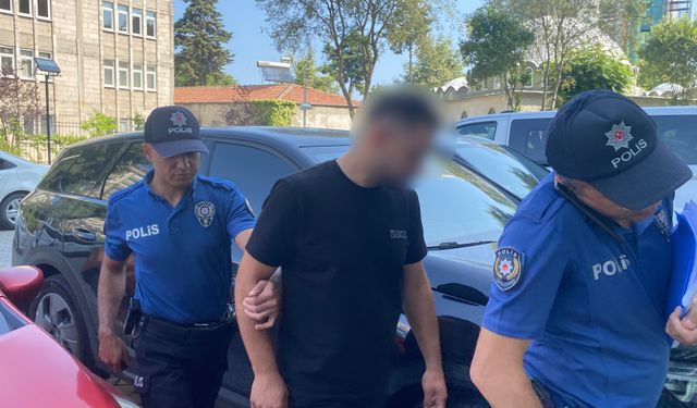 Araçtan sarkıp konvoyu çekerken, başını duraksayan minibüse çarptı