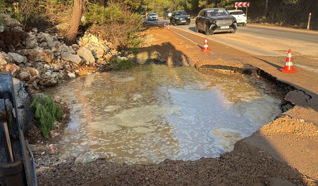 Bodrum’da ana su isale hattı pattı, tonlarca su boşa aktı
