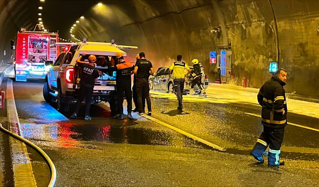 Bolu Dağı Tüneli’nde alev alan otomobil yandı