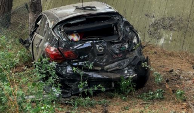 Aynı yöne giden otomobiller çarpıştı; 1 yaralı