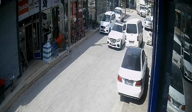 Minibüsün camını kırıp, para ve altınları çalan kar maskeli şüpheliler kamerada