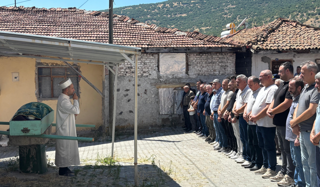 Apartmanda komşusu tarafından öldürülen yönetici yardımcısı, toprağa verildi