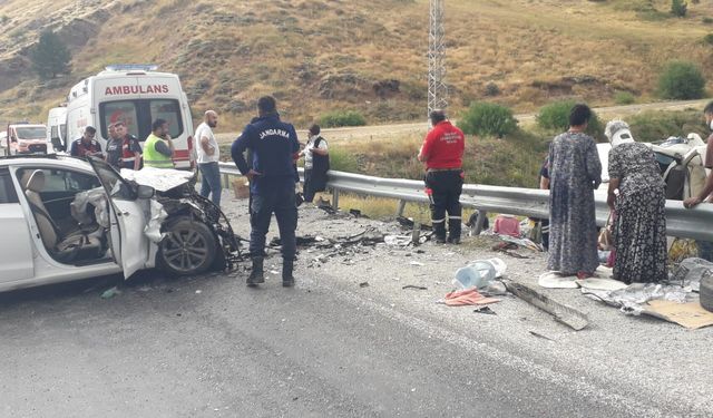 Fındık işçilerini taşıyan minibüs ile otomobil çarpıştı: 6'sı çocuk 11 yaralı