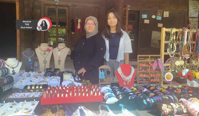 Kazaziye ustası gümüşü işliyor