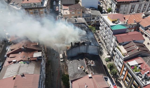 Gaziosmanpaşa'da 4 katlı binadan yükselen alevler yandaki 2 apartmana sıçradı