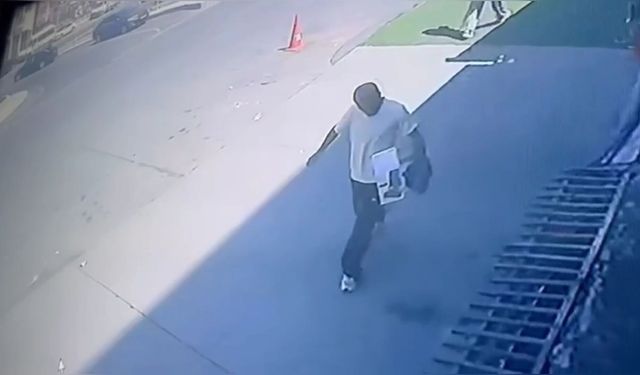 Gaziosmanpaşa'da kargo aracından hırsızlık kamerada