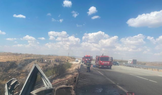 Niğde-Ankara Otoyolu'nda madeni yağ yüklü TIR devrildi; 1 ölü