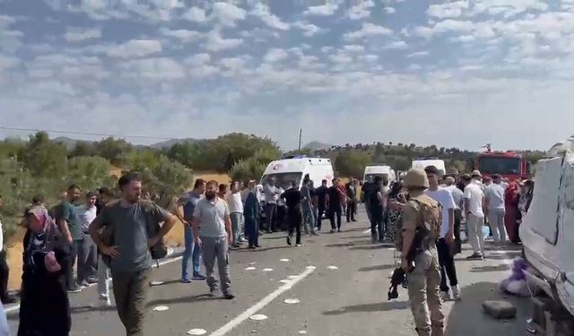 Nişan törenine gidenleri taşıyan minibüs devrildi; 7 ölü, 9 yaralı