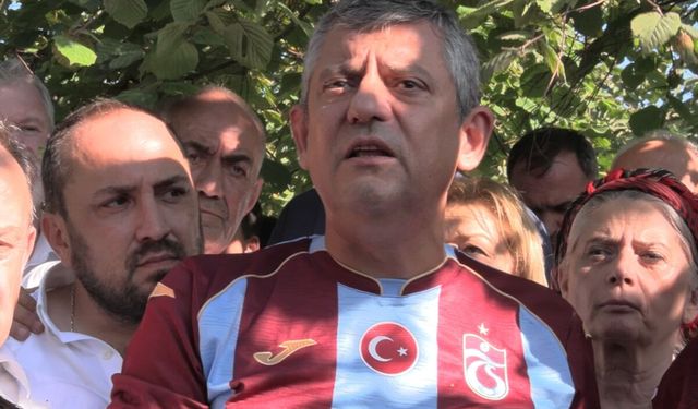 Özgür Özel Trabzon'da esnafı ziyaret etti, parti binası önünde konuştu