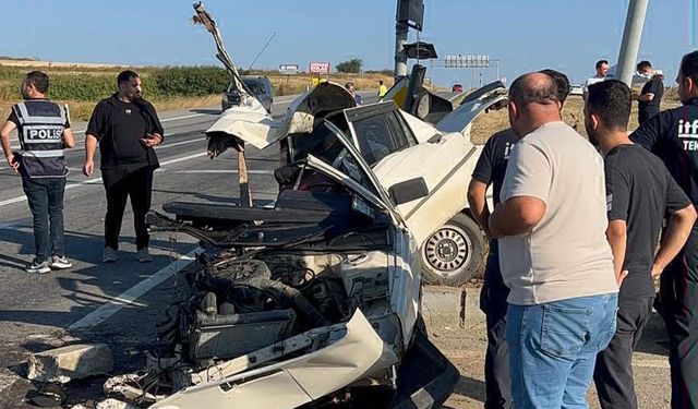 Sinyalizasyon direğine çarpıp ikiye bölünen otomobilden sağ çıktı