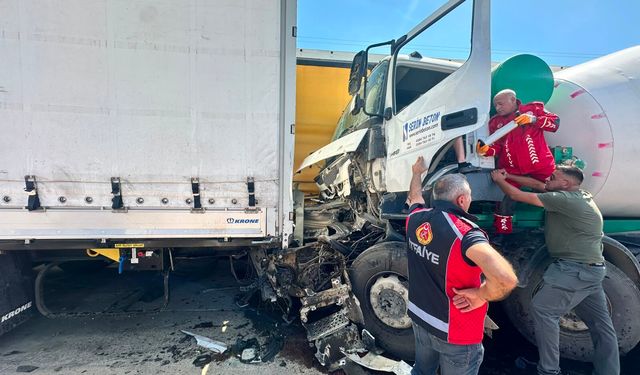 Sürücüsünün direksiyon başında uyuduğu beton mikseri 2 TIR’a çarptı; 1 yaralı