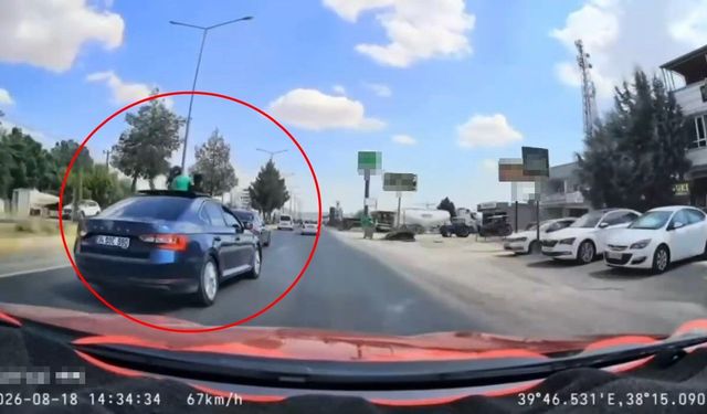 Sürücüsünün makas attığı otomobilde çocukların tehlikeli yolculuğu kamerada