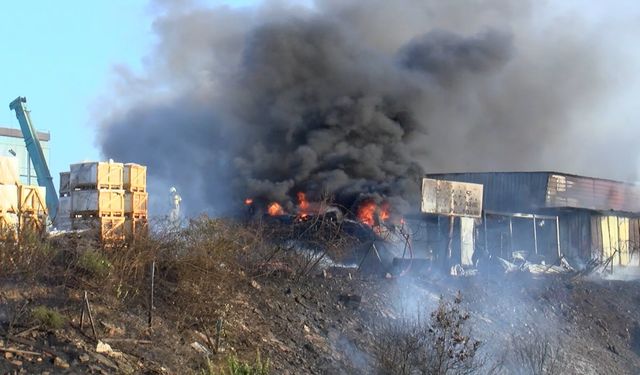 Tuzla'da yat tamirhanesinde çıkan yangında 2 yat alev alev yandı