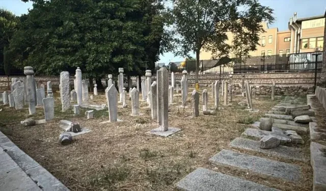 Fatih'teki tarihi hazirede 7 mezar taşı tahrip edildi