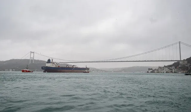 İstanbul Boğazı'nda gemi trafiği çift yönlü askıya alındı