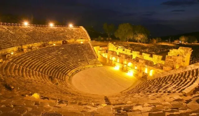 Restorasyonu tamamlanan Tlos Antik Kenti'nin tiyatrosu güneş enerjisiyle aydınlatıldı
