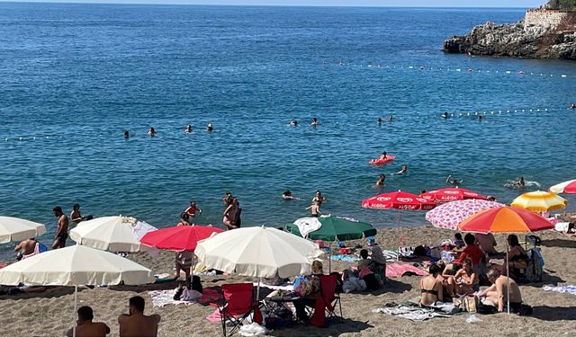 Zonguldak’ta 4 günlük denize girme yasağı sona erdi, plaj doldu