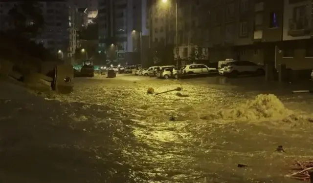 Ankara'da sağanak sonrası rögar taştı; binaların giriş ve bodrum katlarını su bastı