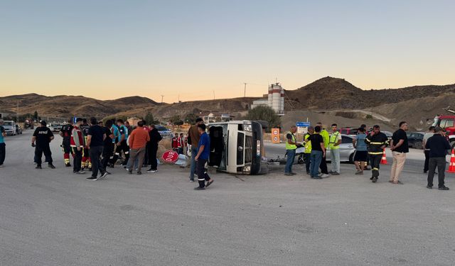Kırıkkale'de işçi servisi ile otomobilin çarpıştığı kazada 13 kişi yaralandı