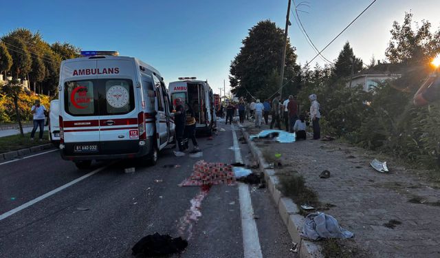 Akçakoca’da TIR ile patpat çarpıştı: 4 ölü, 9 yaralı